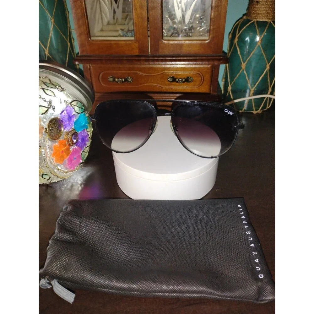 Quay Australia High Key 111 Aviator Sunglasses Black Gradient w/ Case Very Good